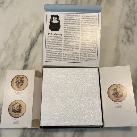 VINTAGE M.J. HUMMEL PLATE 1979 - "Singing Lesson" - Picture 9 of 15